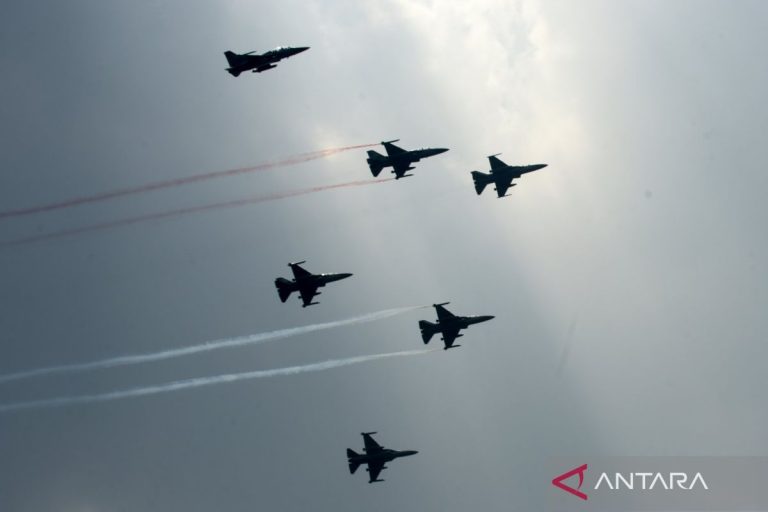 TNI AU Kerahkan 3 F-16 ke Langit Monas Jelang Merdeka Run (57 karakter)